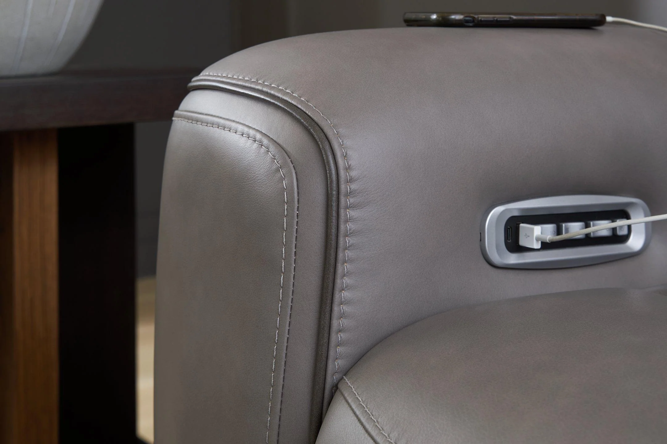 5Z-Comfort Power Reclining Loveseat with Console - Image 11