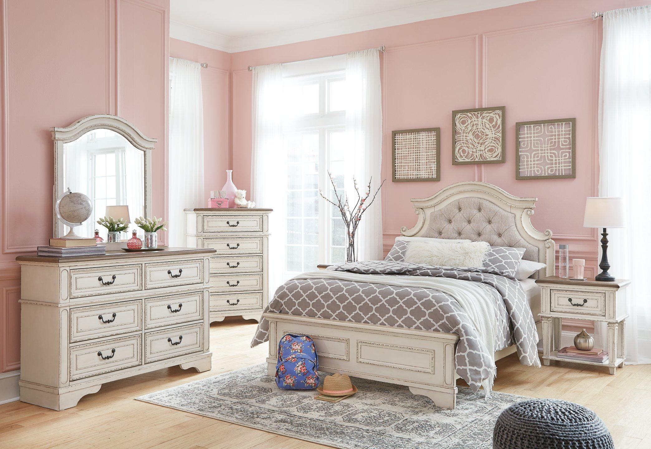 Realyn Chest of Drawers - Image 10